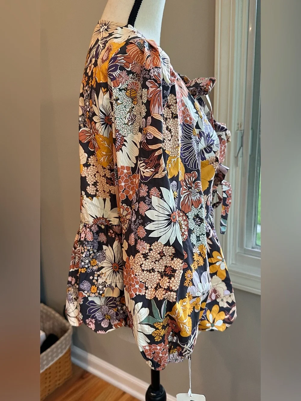 Listicle Bold Floral Tie-Front Babydoll balloon sleeve Top Charcoal Peplum Large - Picture 4 of 7